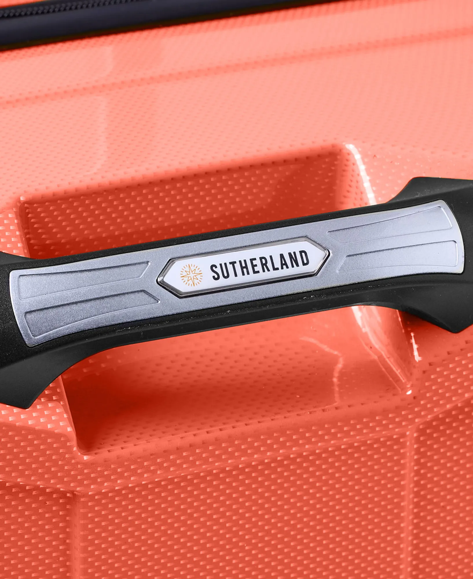Modern mellanstor resväska från Sutherland & Sons - Coral - Image 3